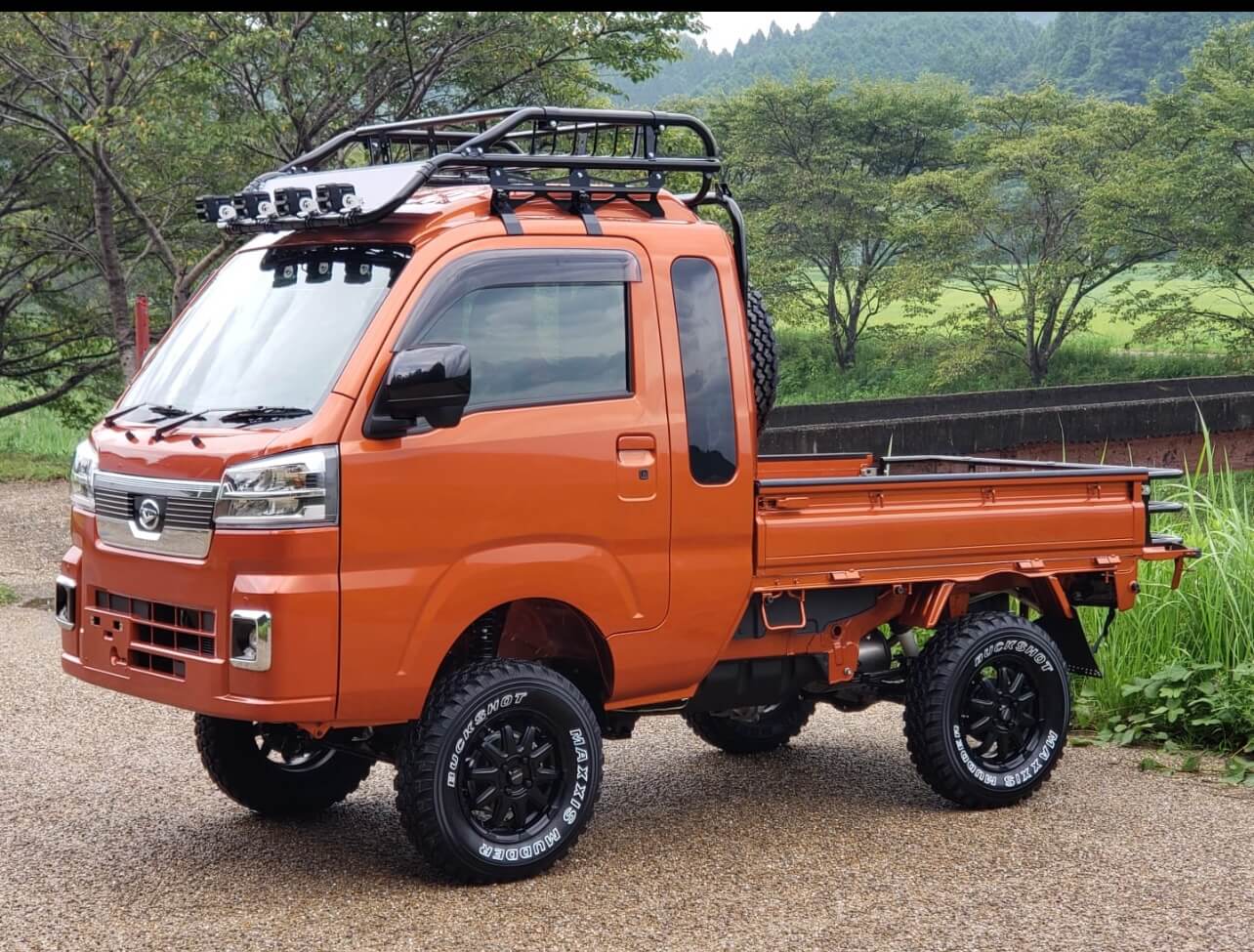 Exploring the Versatility of the 2022 Daihatsu Hijet Jumbo Extreme: A Japanese Mini Truck Marvel